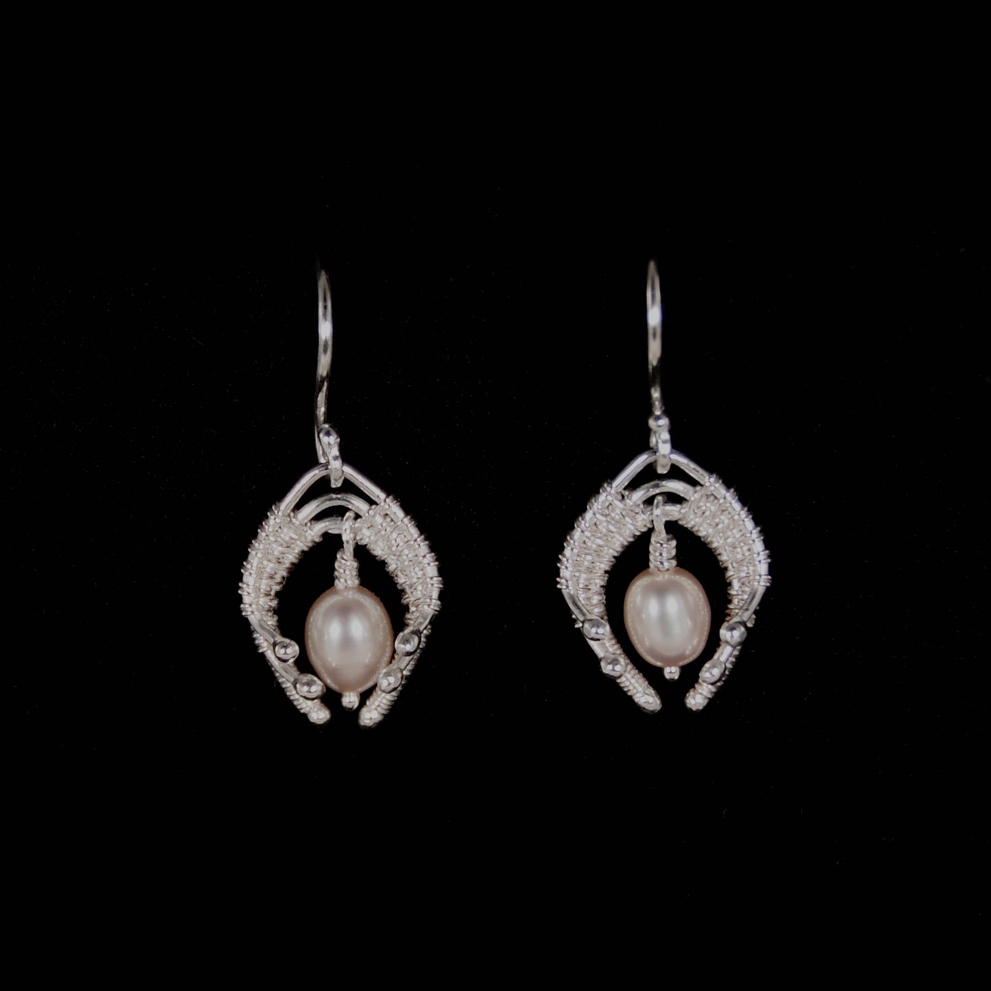 ESS24A8 -
PEARL LIGHTLY - EARRINGS